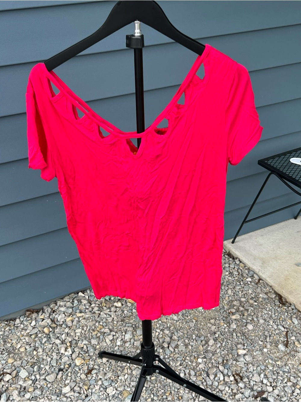 Cutout-Back Short Sleeve Tee in Bright Pink